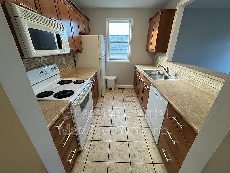 2 bed, 1.0 bath, 900 sqft, $2,000 — Photo 2