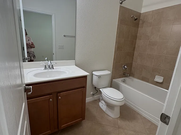 Guest Bathroom ensuite w/ Guest Bedroom 4
