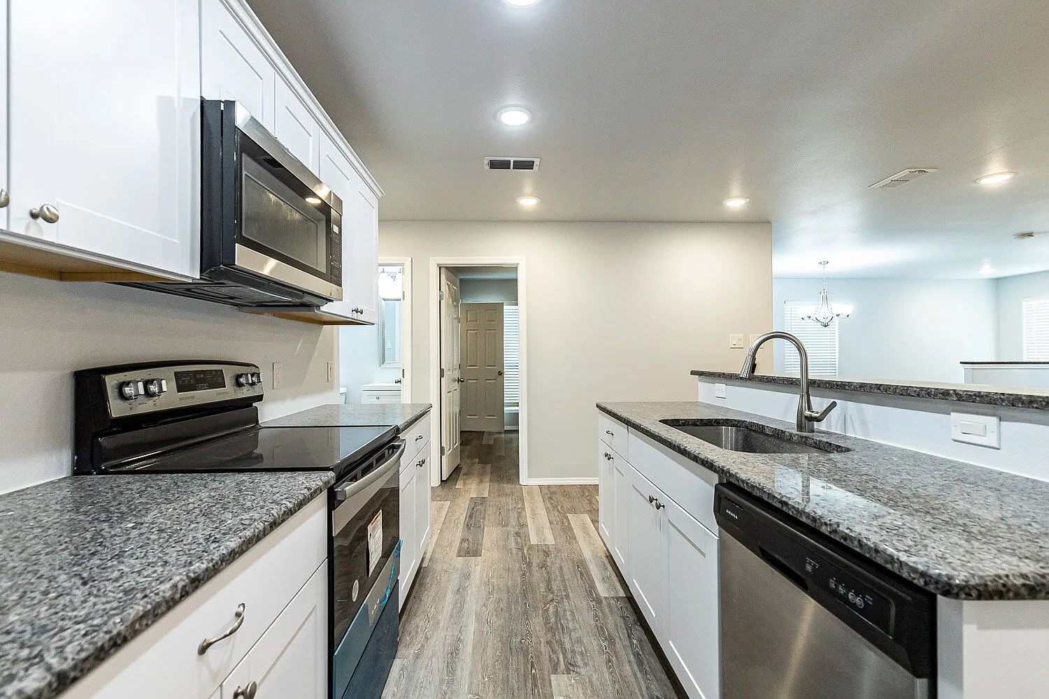 3 bed, 2.0 bath, 1435 sqft, $1,350 — Photo 4