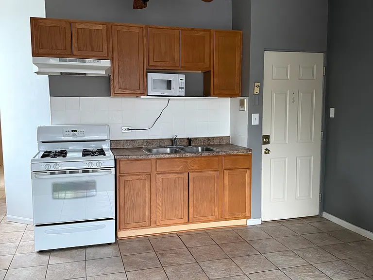 2455 N Milwaukee Ave #2F — Photo 3