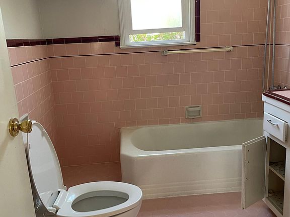 3rd image of 214 Sefton Ave