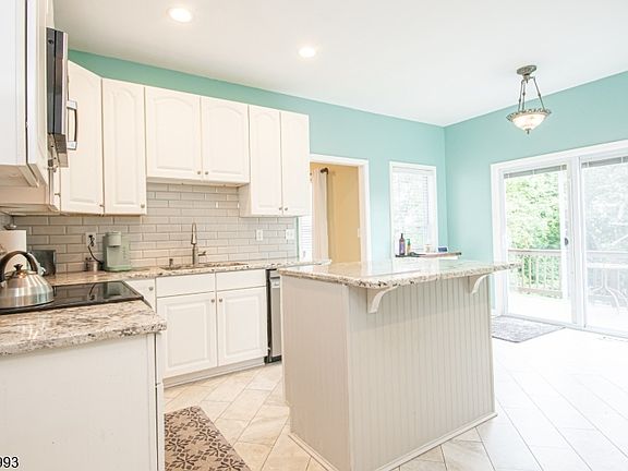 3rd image of 7 White Oak Dr