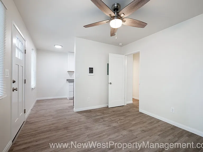 557 22nd St — Photo 7