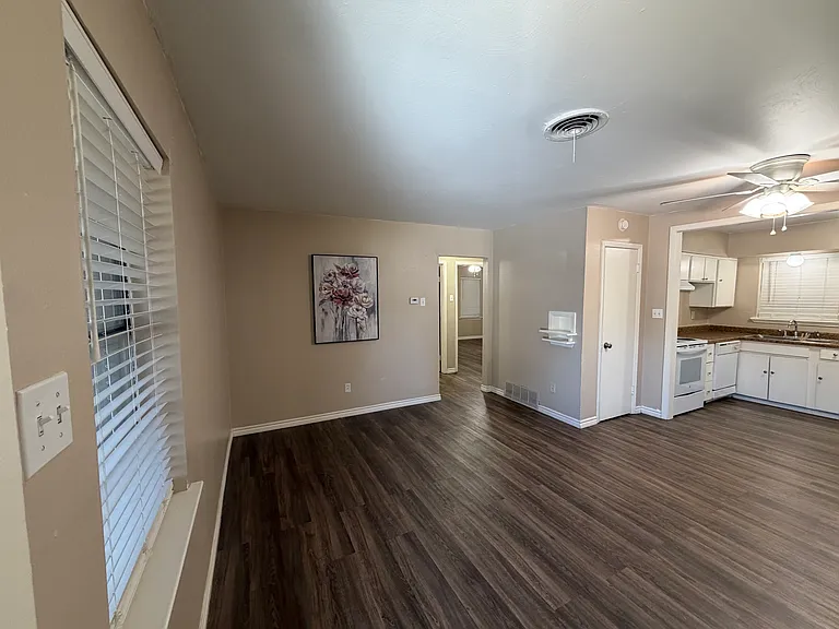 1219 Hampshire Ln #B — Photo 2
