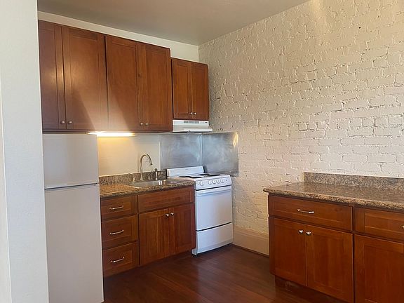 2nd image of 906 Howard St APT 402