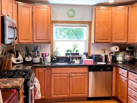 RENOVATED KITCHEN W/ GRANITE COUNTERS & STAINLESS STEEL APPLIANCES