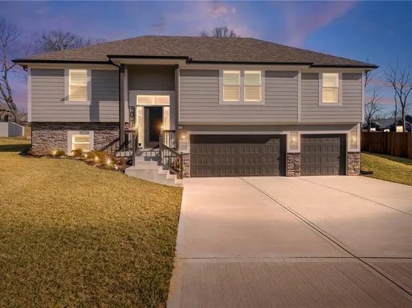 1404 NW Maple Dr, Grain Valley, MO 64029