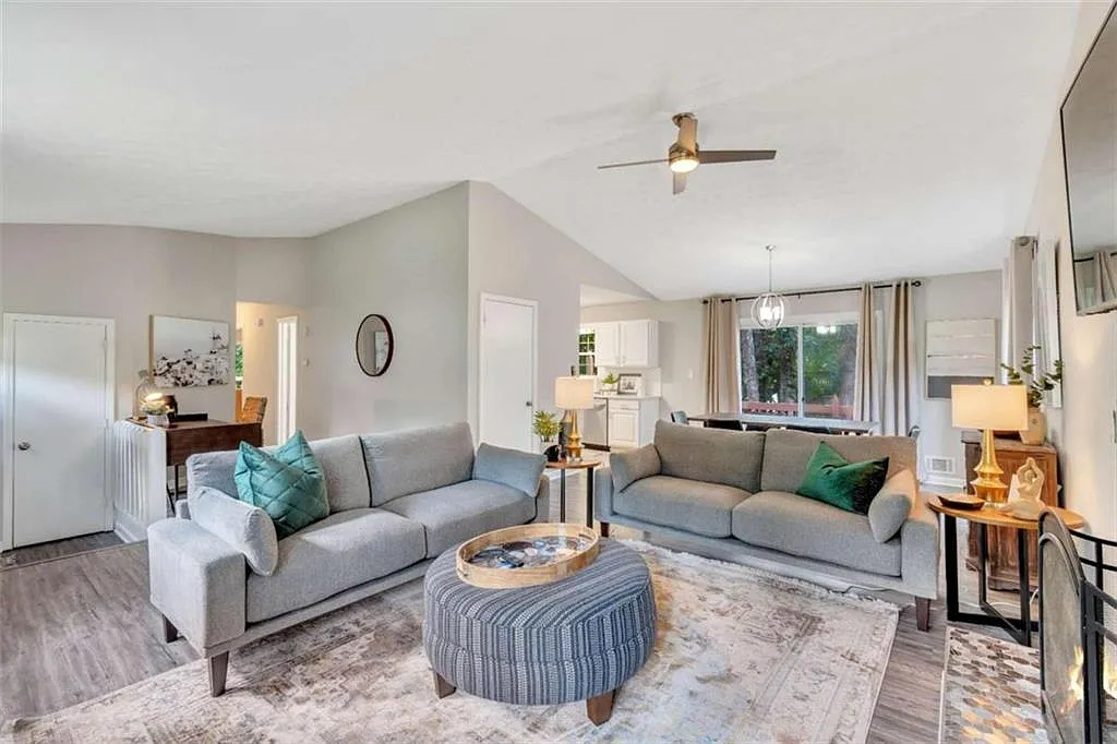 3 bed, 2.0 bath, $5,450 — Photo 2