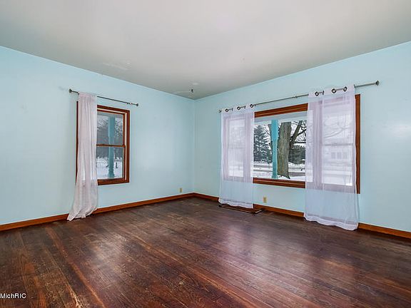 3rd image of 4581 Leonard St