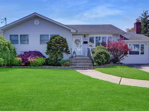 204 N Walnut Street N, Massapequa, NY 11758