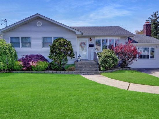 204 N Walnut Street N, Massapequa, NY 11758