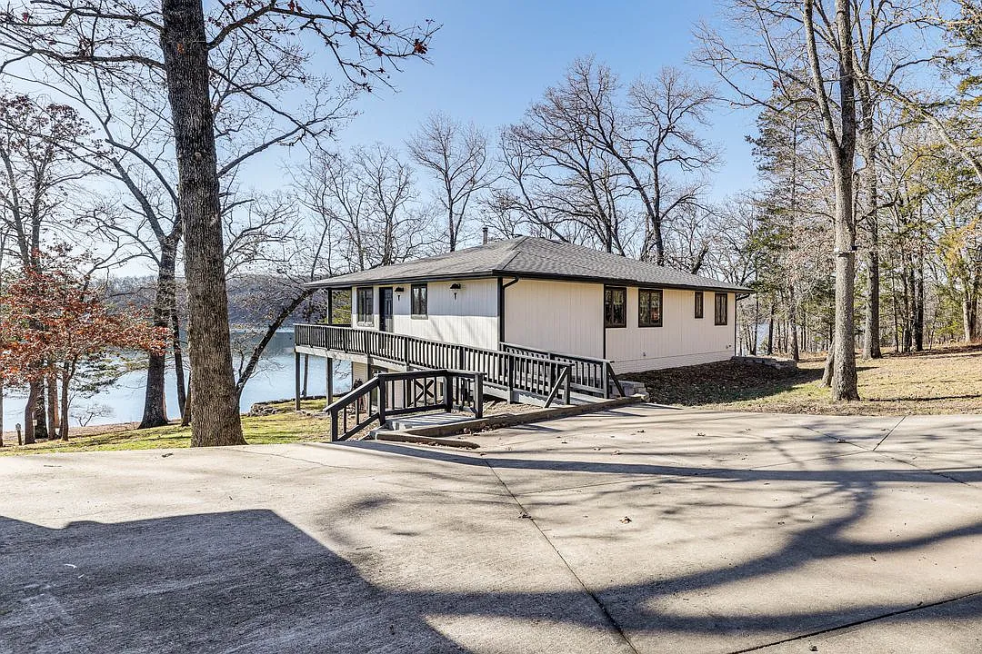 4 bed, 2404 sqft, $3,000 — Photo 1