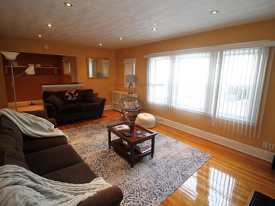 2nd image of 504 Washington St APT 2