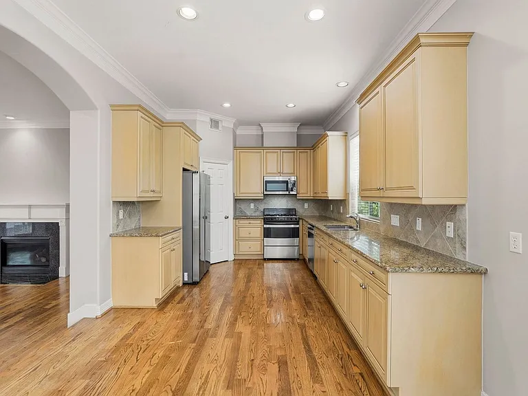 822 Stuart St — Photo 11