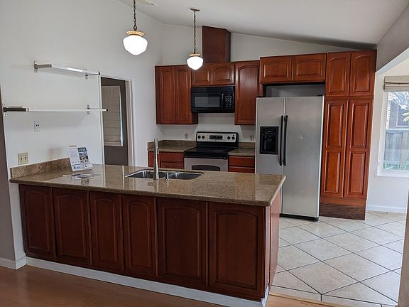 4th image of 908 Labrador Way