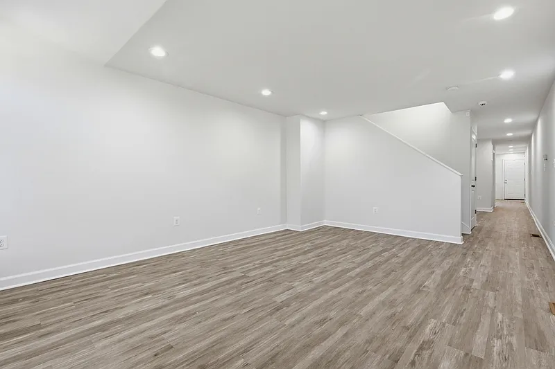 5 bed, 3.0 bath, 2060 sqft, $2,400 — Photo 3