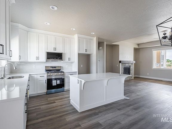 3rd image of 1054 W Troy Pl