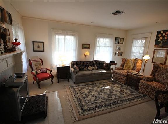 4th image of 415 W Park St