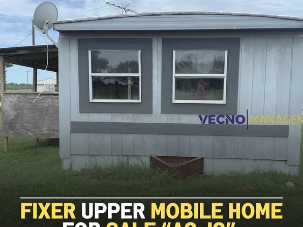 112 Country Living Ln, Floresville, TX 78114