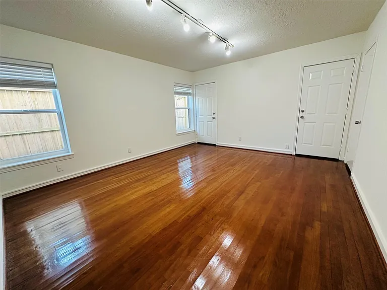2309 Sheridan St — Photo 15