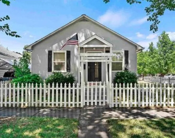 1104 W Highland St — Photo 1