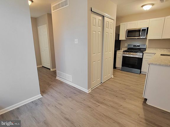 5th image of 38 River Bank Dr