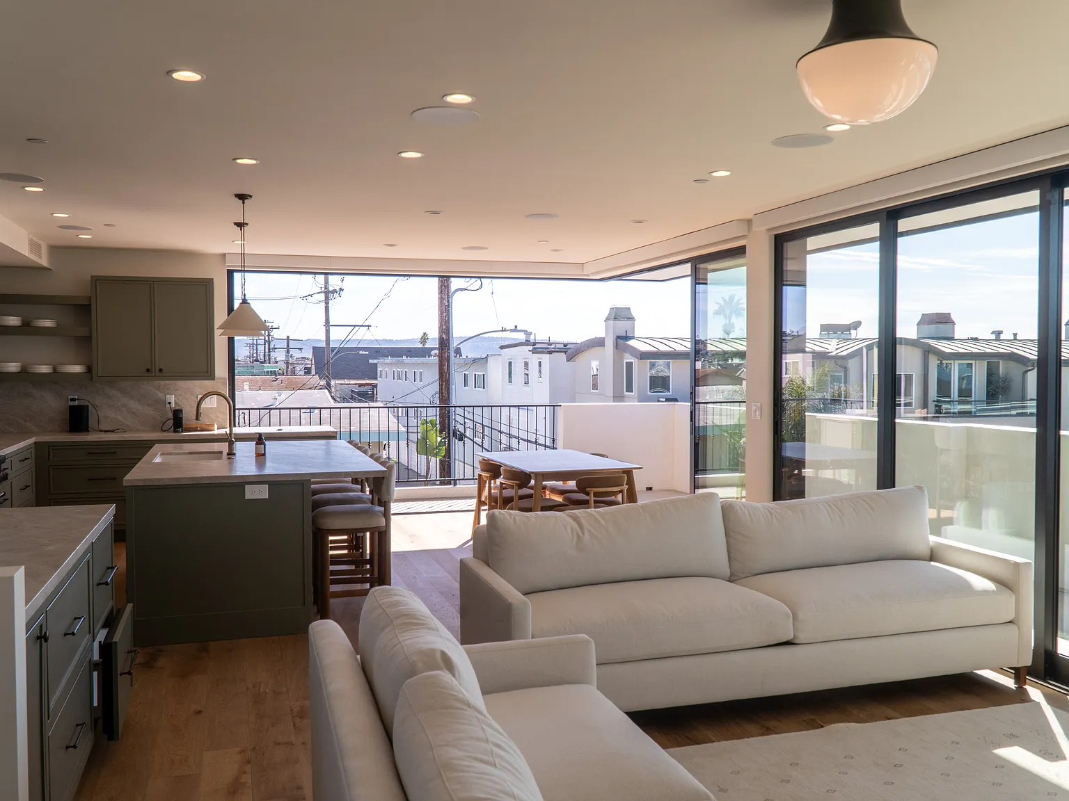 4 bed, 5.5 bath, 2621 sqft, $35,000 — Photo 4