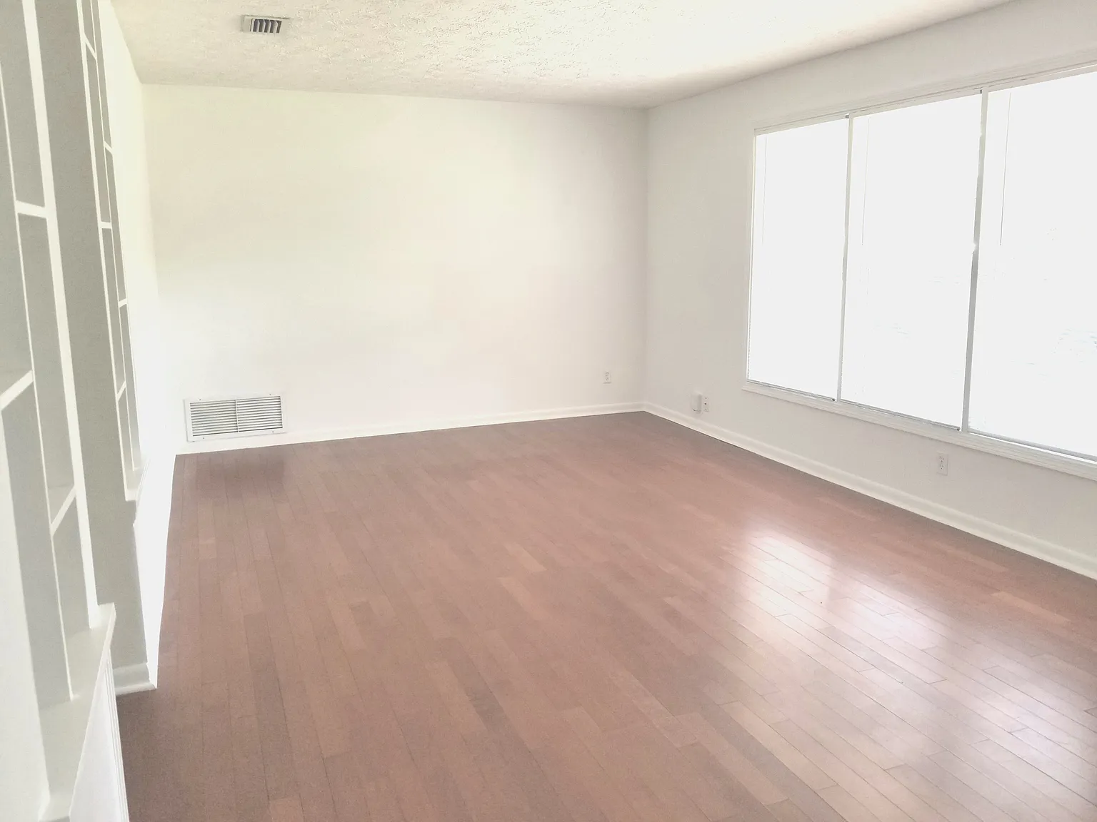 3 bed, 1107 sqft, $2,400 — Photo 3