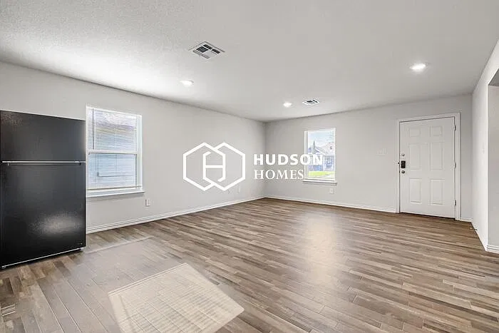 3 bed, 2.0 bath, 1090 sqft, $1,149 — Photo 4