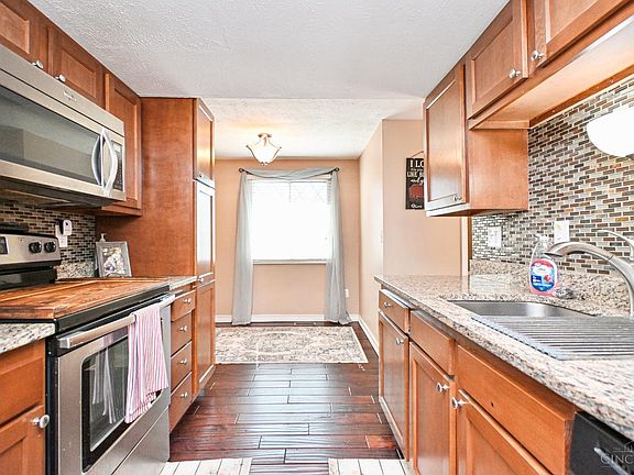 3rd image of 465 Vancover Ct