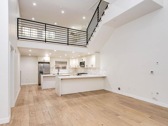 5th image of 5019 Maplewood Ave #106