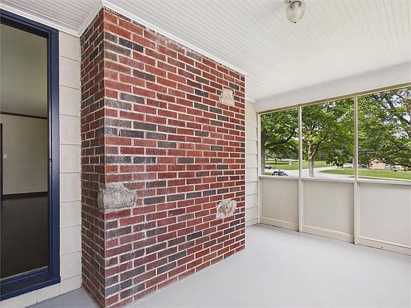 5th image of 909 NE Vivion Rd