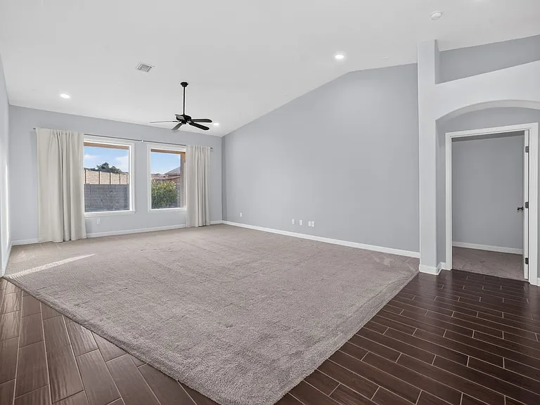 2792 S Aurora Ave — Photo 2