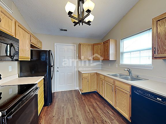 3rd image of 5606 Wood Hollow Dr
