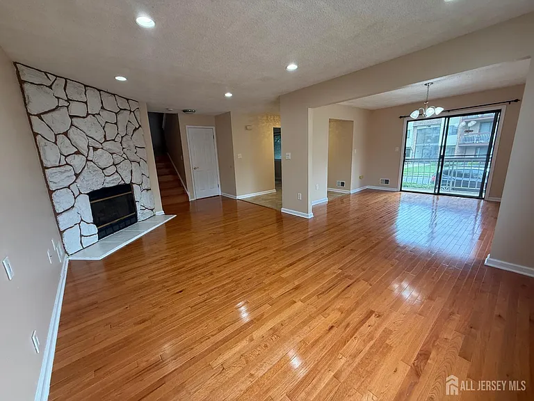 1302 Edison Glen Ter — Photo 6