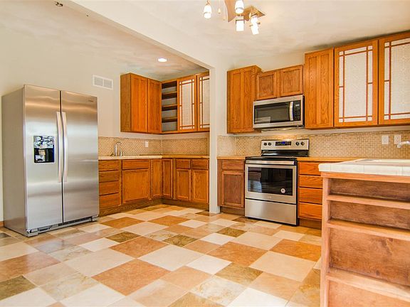 4th image of 608 Chestnut St