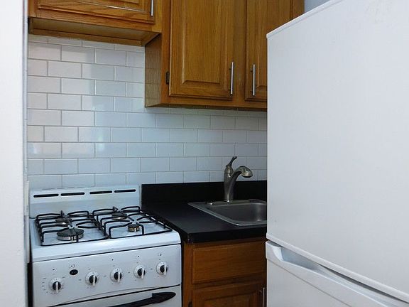 4th image of 207 E 89th St APT C8