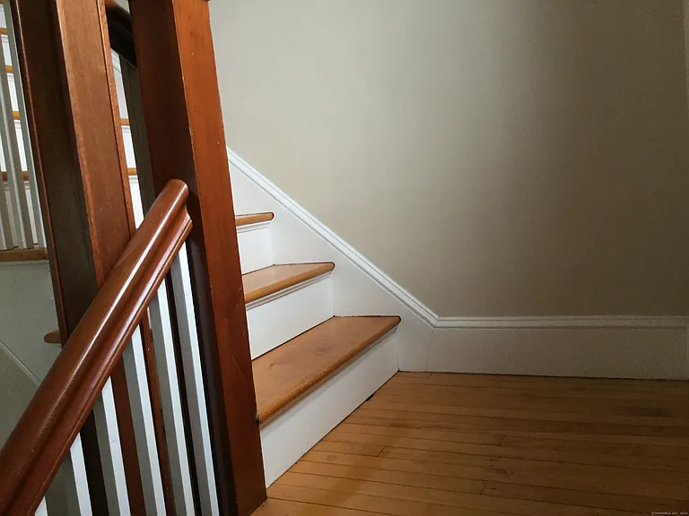 40 Quaker Ln S — Photo 2
