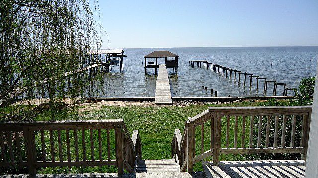 Large Bayfront Deck & Yard
