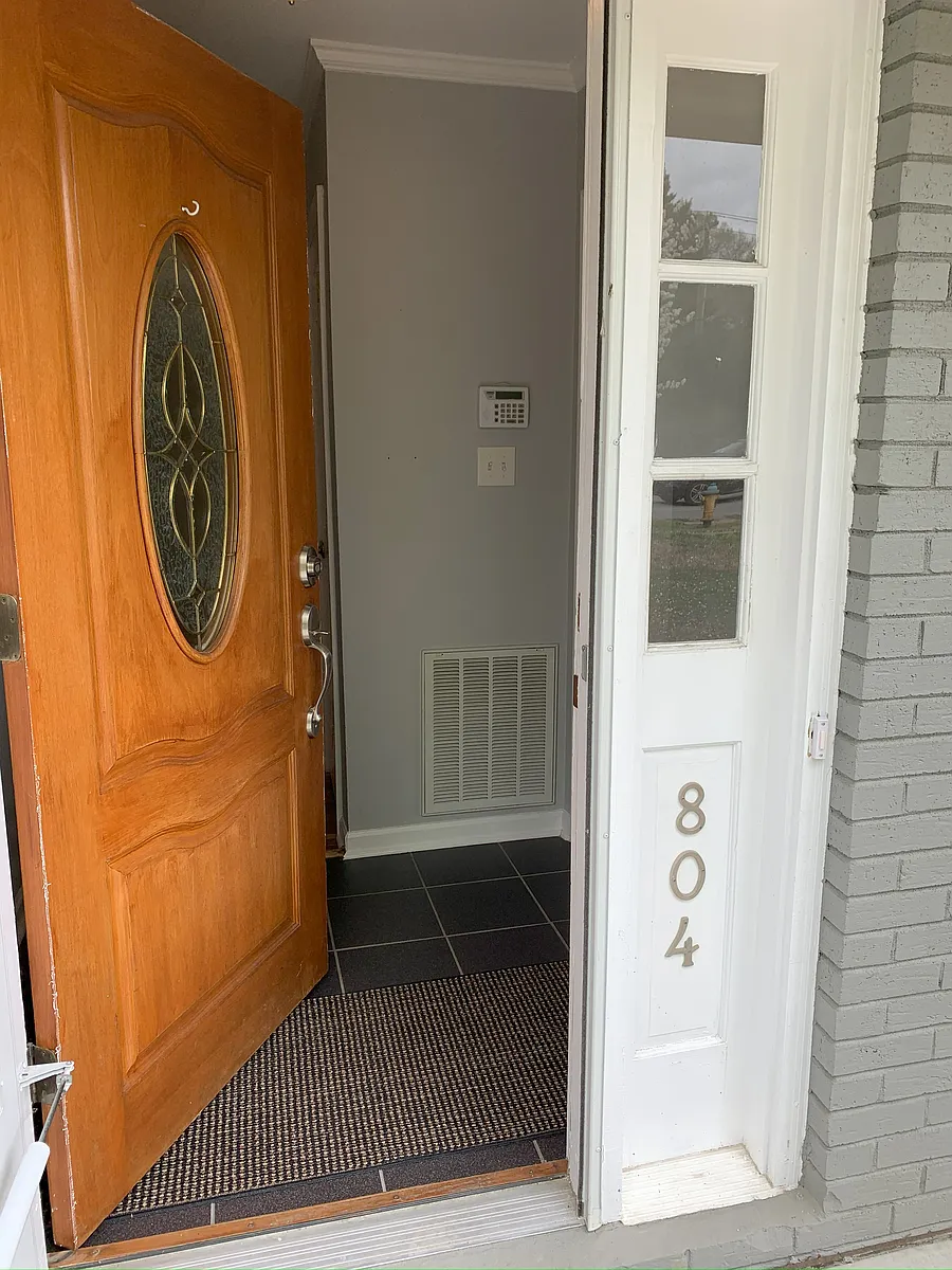Entry - 804 E John St