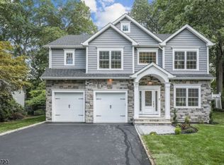 17 Fernwood Rd, Livingston, NJ 07039