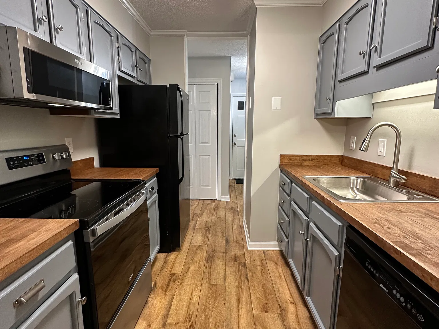 3 bed, 1130 sqft, $1,850 — Photo 2