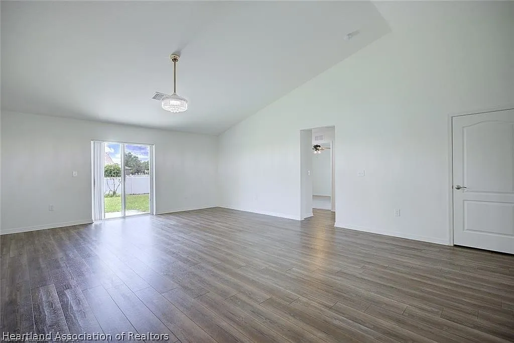 3 bed, 2.0 bath, 1737 sqft, $2,000 — Photo 3