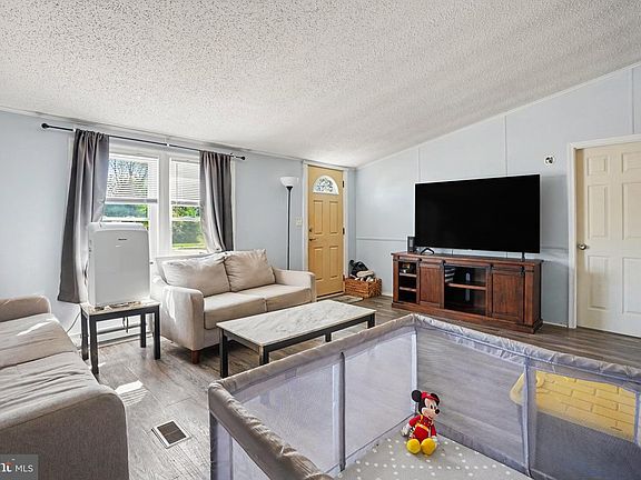 4th image of 19 Heather Dr