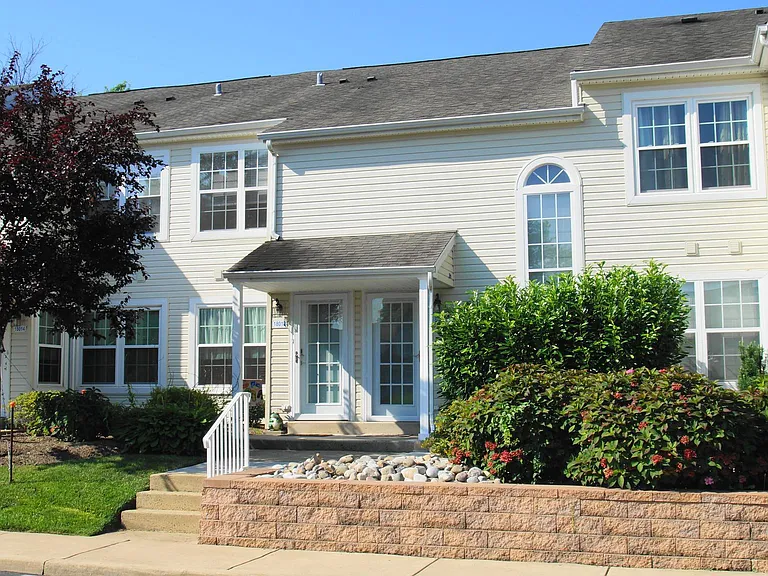 18010 Beacon Hill Dr — Photo 1