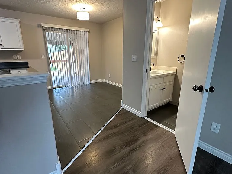 3327 Rockingham Ct NE — Photo 9