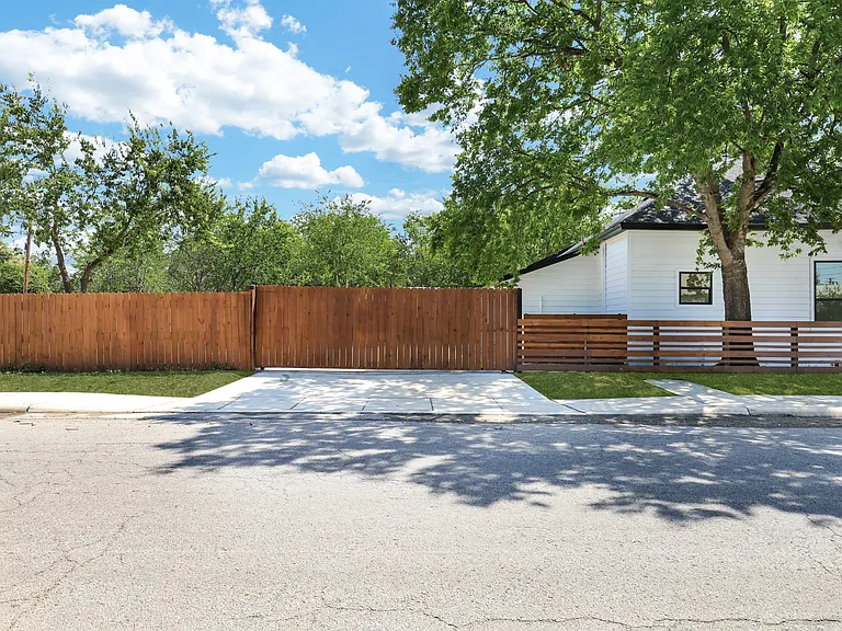 2425 Monterey St — Photo 35