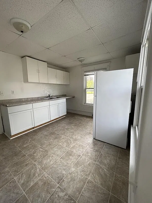 3 bed, 1.0 bath, 900 sqft, $1,095 — Photo 3