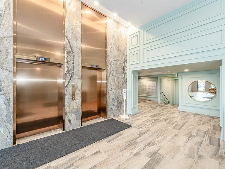 460 Columbia St W — Photo 14