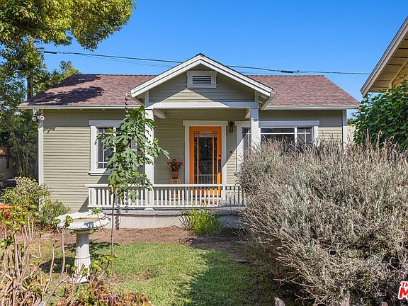 3rd image of 884 N Raymond Ave